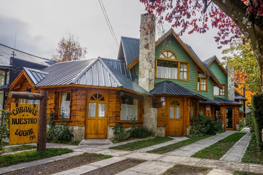 Las casitas de San Martín de los Andes suelen estar inspiradas en la arquitectura alpina europea. Foto: Agencia Noticias Argentinas / @booking