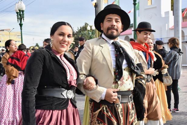 Celebracion Revolución de Mayo en Trelew - Merino convocó a fortalecer la identidad y el trabajo colectivo