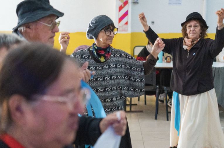 Colonia Recreativa de Personas Mayores de Rawson promueve la integración social y cultural con taller de danzas tradicionales