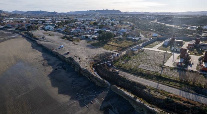 Comodoro - Se avanza en el reacondicionamiento del canal evacuador de Km. 5