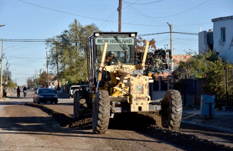 Continúan trabajos de mejoramiento de calles en barrio INTA