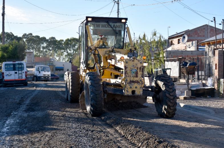 Continúan trabajos de mejoramiento de calles en el barrio INTA