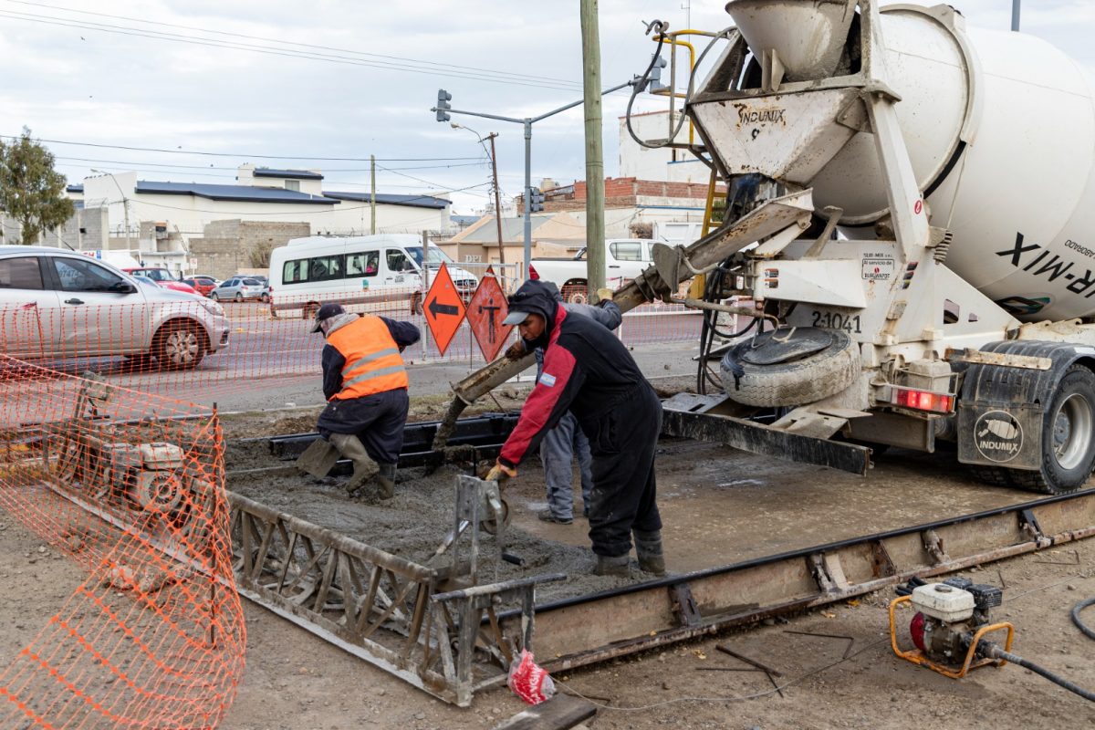  El Municipio refuerza el mantenimiento de calles con obras en diversos sectores de Comodoro 