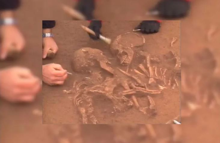 Enterrados en un abrazo eterno desde hace más de 5.000 años - la historia real de los Amantes de Valdaro, el hallazgo arqueológico más conmovedor de Europa