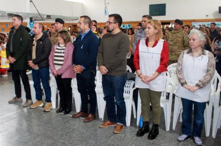 Esquel - Taccetta acompañó a la comunidad de la Escuela N°24 en el acto por el 25 de mayo