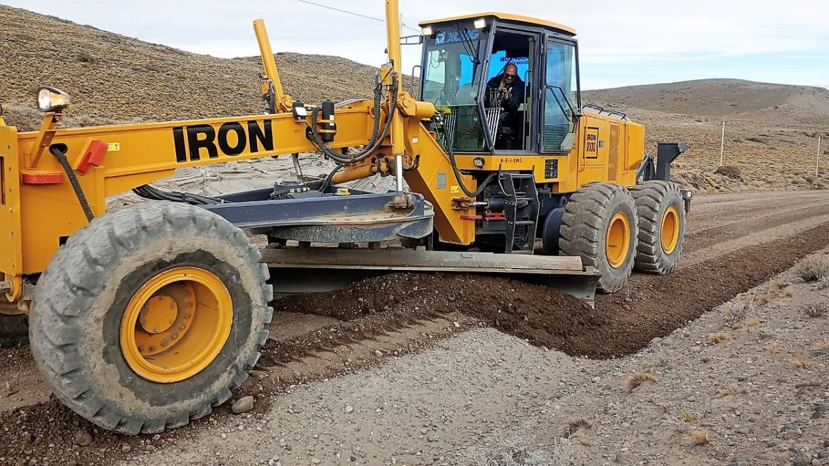 Equipos de Vialidad Nacional reparan el asfalto en la RN 260. Las tareas incluyen sellado de grietas y limpieza de cunetas para enfrentar el invierno patagónico