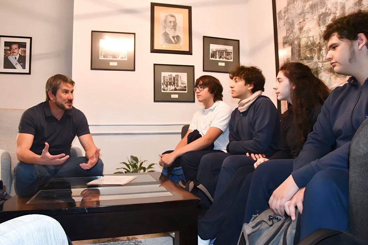Gerardo Merino recibió a estudiantes de Trelew