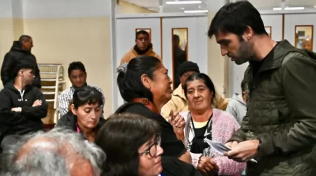 Ignacio Torres se reunió con vecinos afectados por incendios en Chubut