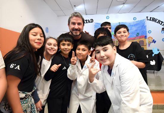 Merino acompañó actos de escuelas 201 y 224 y reafirmó su apoyo a las instituciones en Trelew