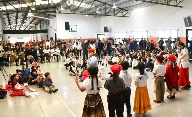 Merino acompañó actos de escuelas 201 y 224 y reafirmó su apoyo a las instituciones en Trelew