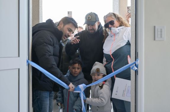 Nacho Torres encabezó una nueva entrega de casas en Trelew y anunció que solicitará a Nación el traspaso de las 204 viviendas inconclusas del Pro.Cre.Ar.