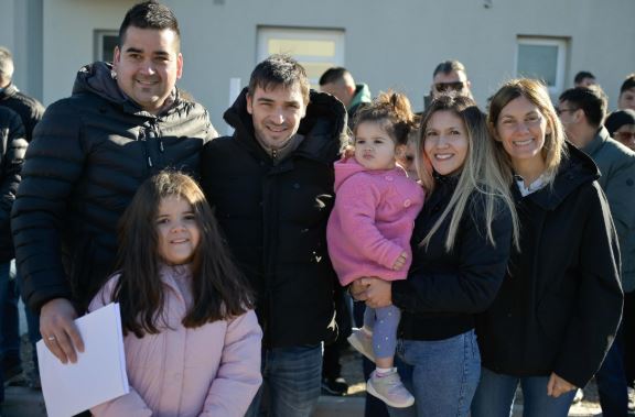 Nacho Torres encabezó una nueva entrega de casas en Trelew y anunció que solicitará a Nación el traspaso de las 204 viviendas inconclusas