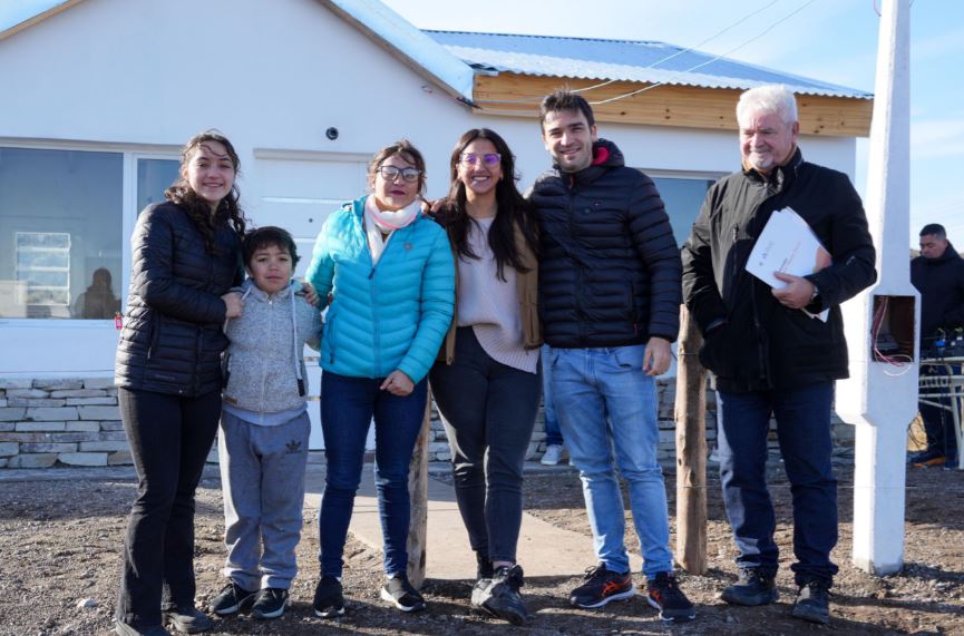 Nacho Torres entregó viviendas en Lago Blanco y destacó el trabajo articulado con intendentes y jefes comunales