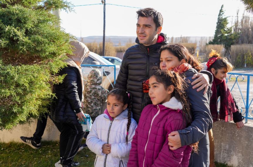 Nacho Torres entregó viviendas en Lago Blanco y destacó el trabajo articulado con intendentes