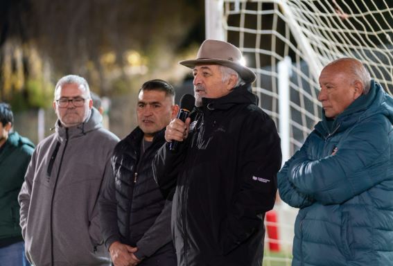 Othar acompañó la inauguración de la iluminación del Club Veteranos de Laprida