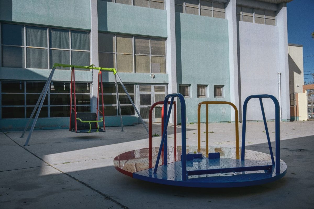 OBRAS PÚBLICAS MUNICIPAL INSTALÓ JUEGOS EN LA ESCUELA ESPECIAL N° 504 DE RAWSON 