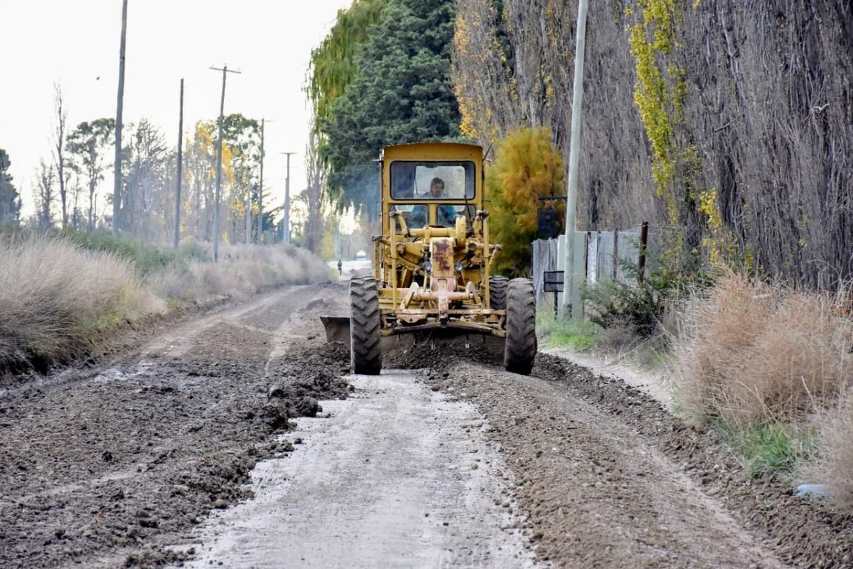 Trelew refuerza el mantenimiento de calles rurales
