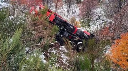 Un camión de Vialidad Nacional se desbarrancó en la Ruta 40
