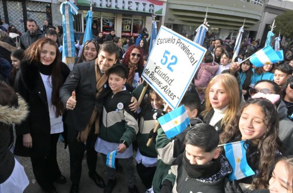 chubut-Nacho Torres encabezó el acto por aniversario de la Revolución de Mayo