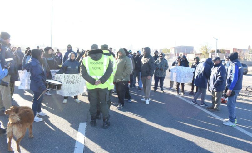 Vecinos y organizaciones realizan corte intermitente en Ruta 25