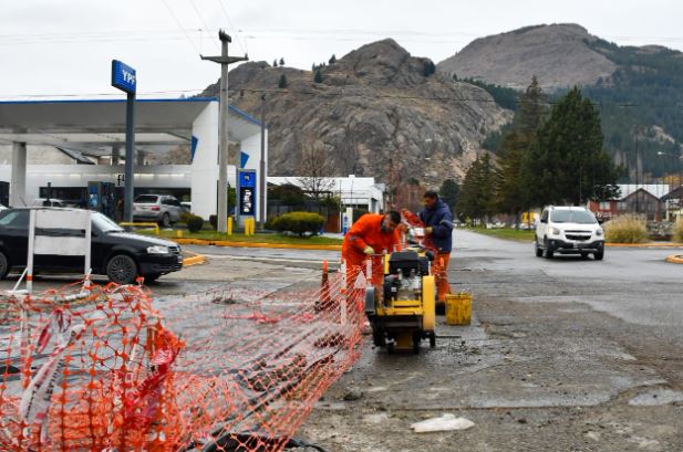 Avanza plan de bacheo y mejora de calles en distintos sectores de Esquel