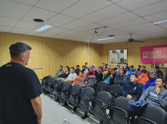 Esquel brindó una capacitación para entrenadores y deportistas de fútbol con el reconocido preparador físico Pablo Santella