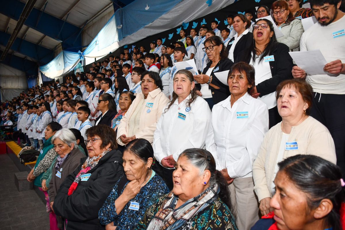 Emotivo cierre en Esquel: alumnos prometieron lealtad y Yoel Hernández deslumbró con su música