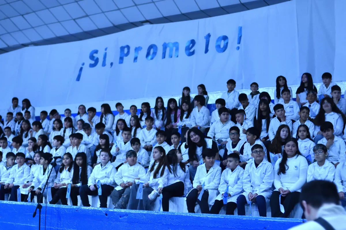 Más de 200 estudiantes de Trelew prometieron lealtad a las banderas nacional y provincial