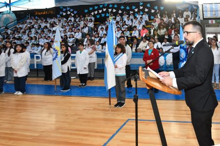 Esquel celebró el Día de la Bandera con una emotiva promesa de lealtad en el Gimnasio Municipal