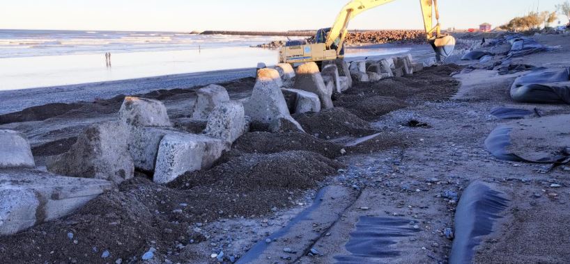 Vialidad Nacional aporta maquinaria vial pesada para trabajos contra la erosión costera en Playa Unión de Rawson