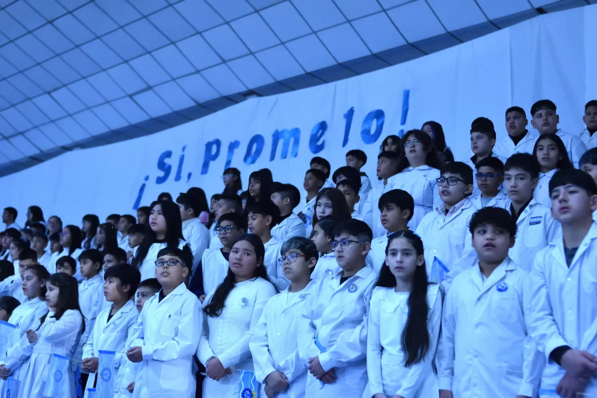 Más de 200 estudiantes de Trelew prometieron lealtad a las banderas nacional y provincial
