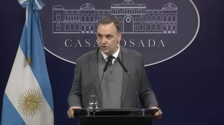 Adorni anunció nuevo examen para residencias médicas tras detectar resultados sospechosos