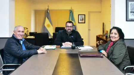 Esquel destina $20 millones para actualizar el equipamiento de los bomberos voluntarios, priorizando seguridad y eficiencia operativa.