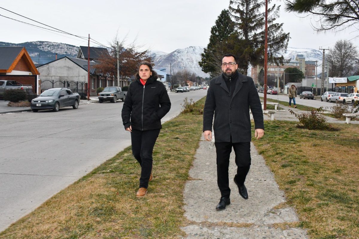 Esquel mejora sus espacios públicos con nuevo mobiliario urbano