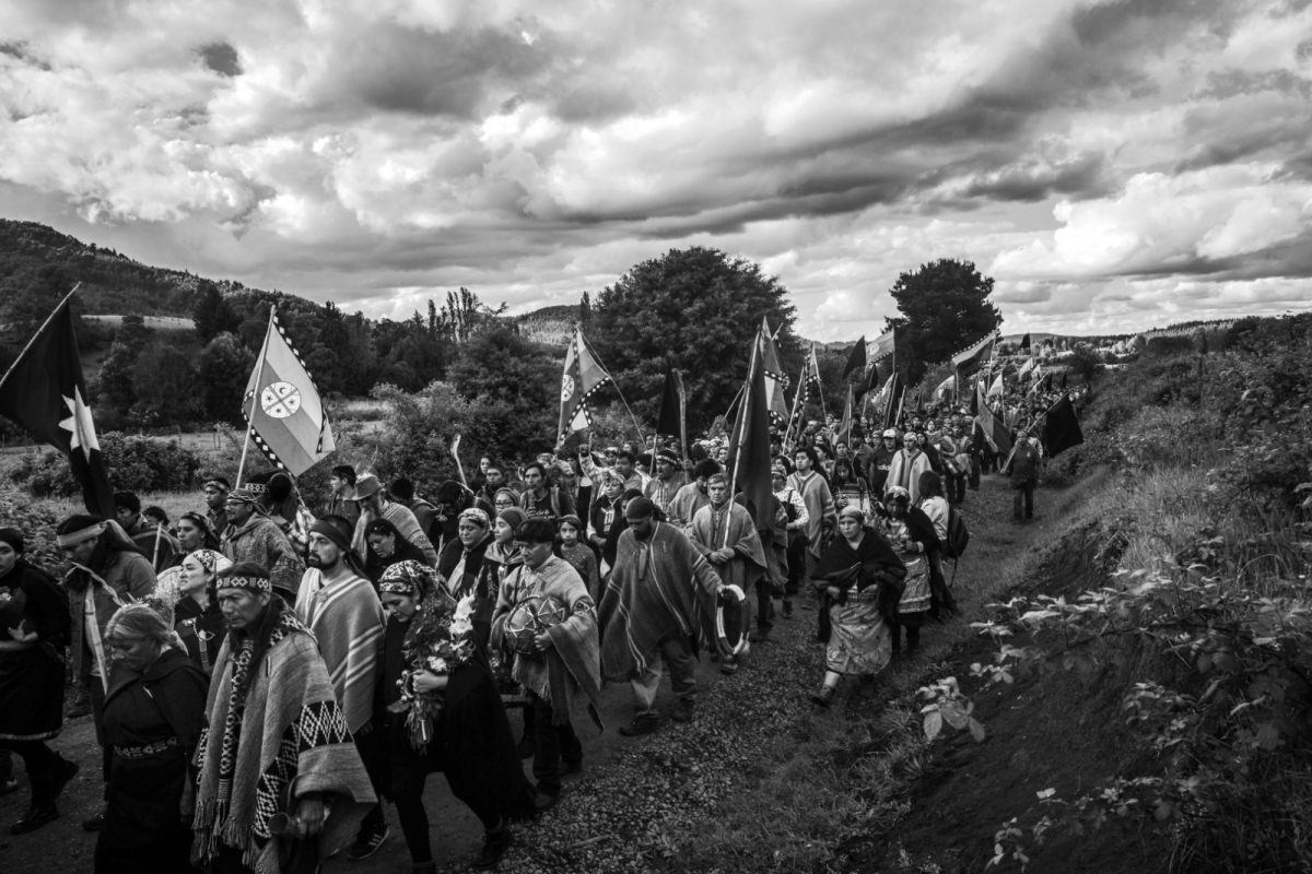 “Mapuche, el retorno de las voces antiguas”: la impactante muestra fotográfica llega a la Feria del Libro en Comodoro