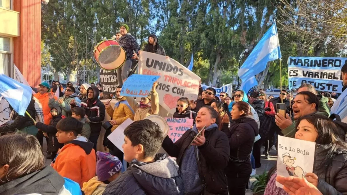El dilema de los marineros: firmar acuerdos individuales o mantener la lucha colectiva 