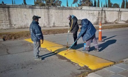 Mejoras en Rawson: Instalan señalización vial