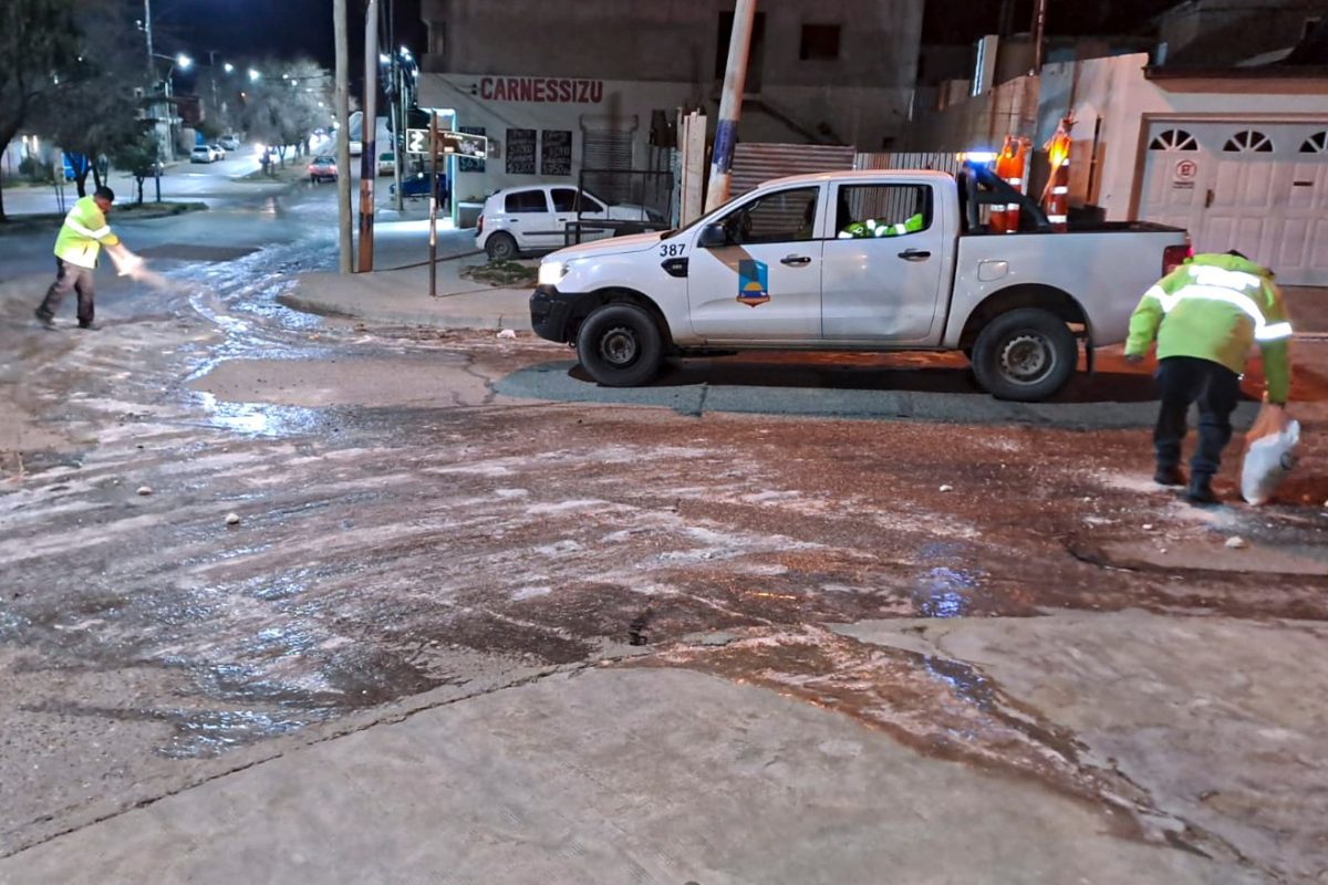 Por las heladas, Comodoro refuerza operativo de limpieza con sal en calles y avenidas