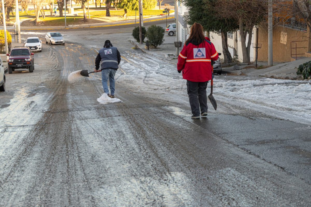 Heladas en Comodoro refuerzan limpieza de calles con sal
