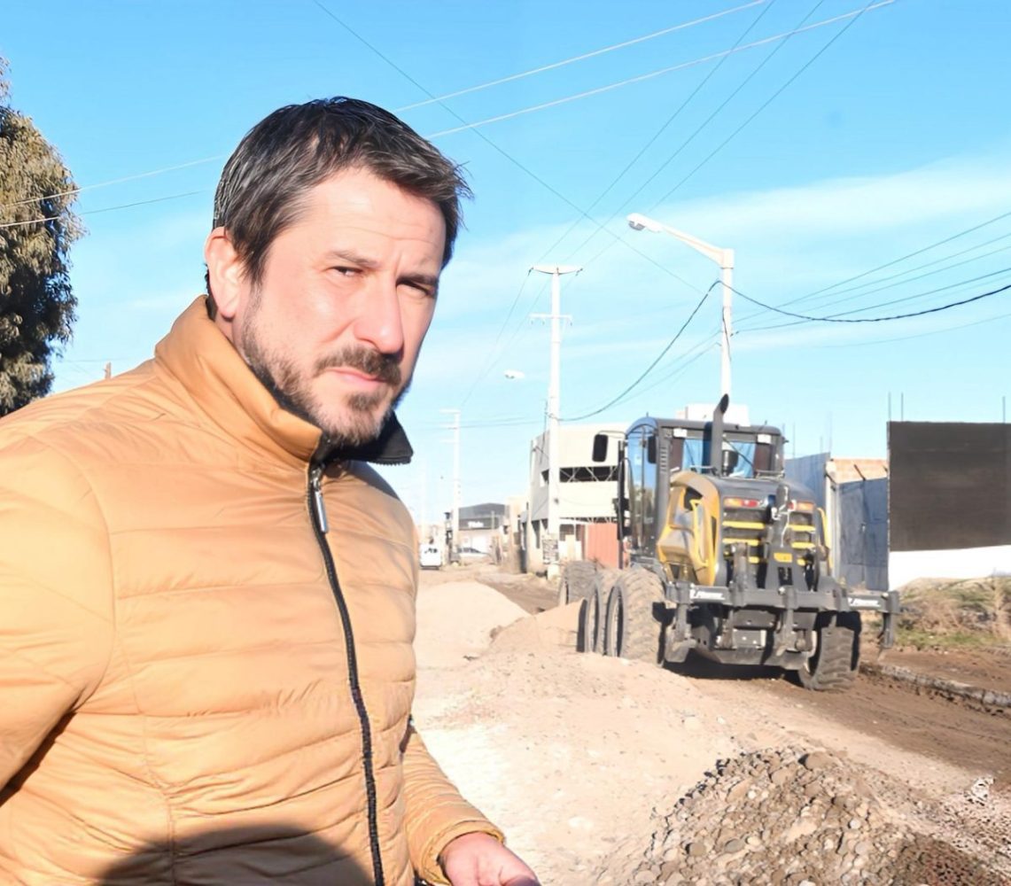 Enripiado en la calle Michael Jones de Trelew