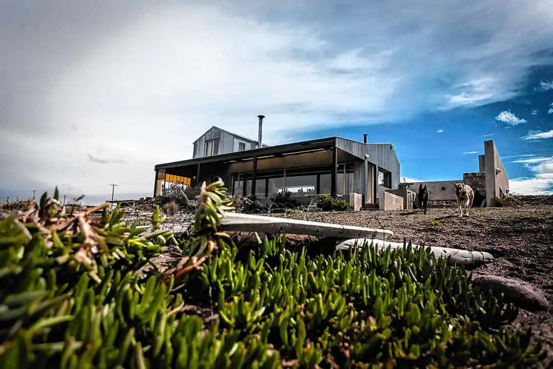 Construyó la casa más cercana al mar en la Patagonia sin saberlo: la historia de un arquitecto y su obra soñada 