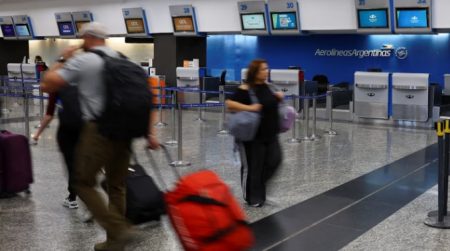 Aerolíneas Argentinas denunció al gremio de controladores aéreos por impedir la salida de vuelos autorizados