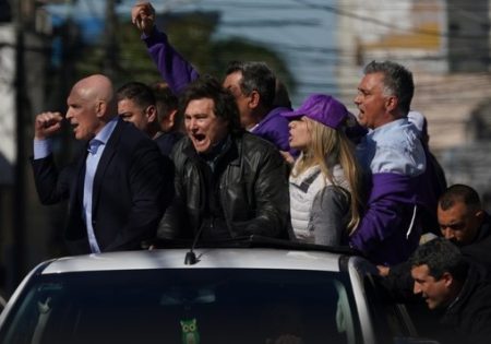 Agredieron a Milei durante la caravana en Lomas de Zamora