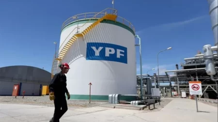 Congelan impuestos a los combustibles y las provincias pierden más de 1.400 millones de dólares