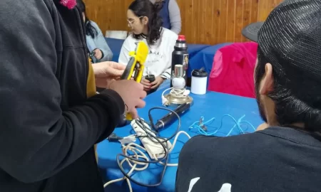 Crece la participación de mujeres en las capacitaciones de plomería, electricidad y carpintería