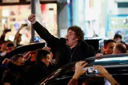 Milei encabeza acto y caravana en Lomas de Zamora