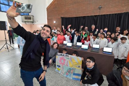 Nacho Torres entregó computadoras y kits de robótica en escuela