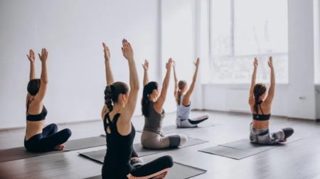 La postura de yoga que tiene los efectos de las sentadillas piernas y glúteos bien duros