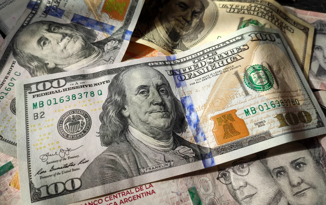 Suben acciones y dólar se mantiene estable previo a las elecciones