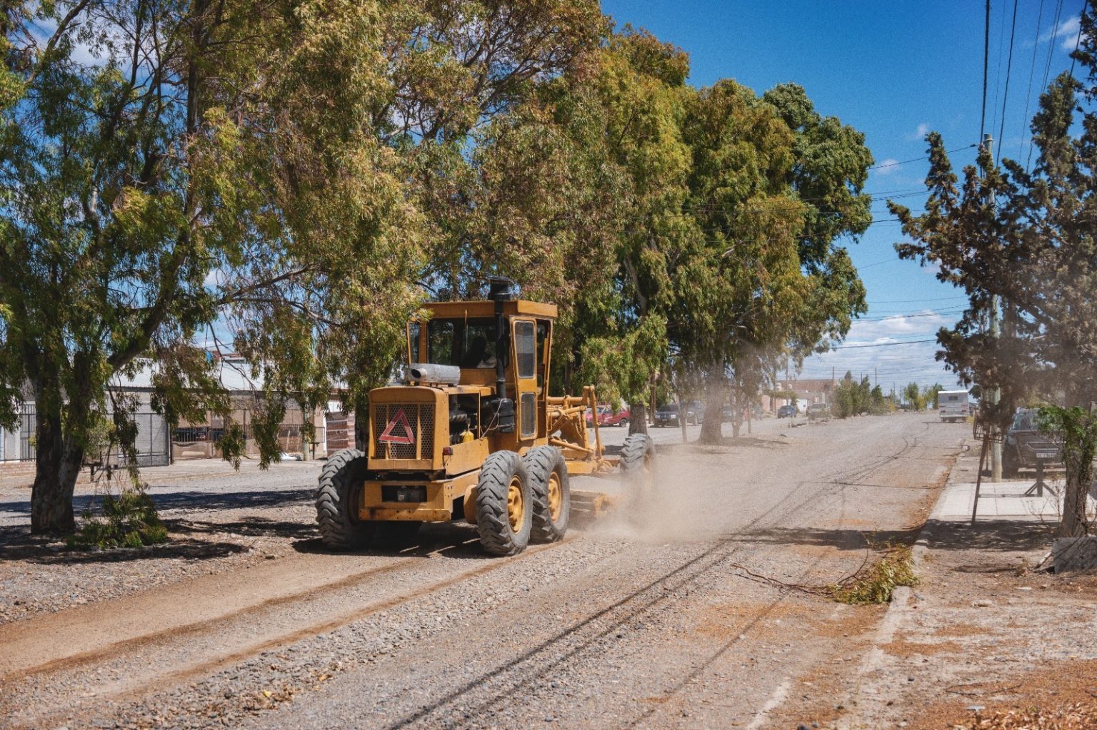 El Municipio de Rawson realiza trabajos de repaso y mejoramiento de calles en el barrio 490